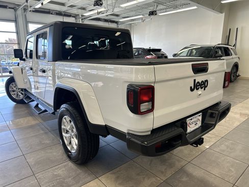 Used 2023 Jeep Gladiator Sport image 14