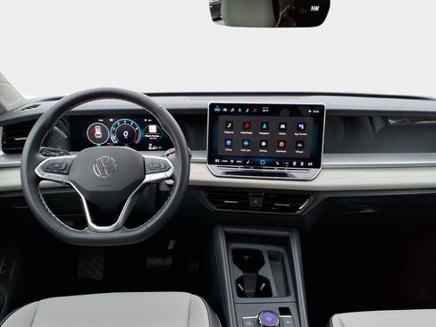 Used 2025 Volkswagen Tiguan SE image 12