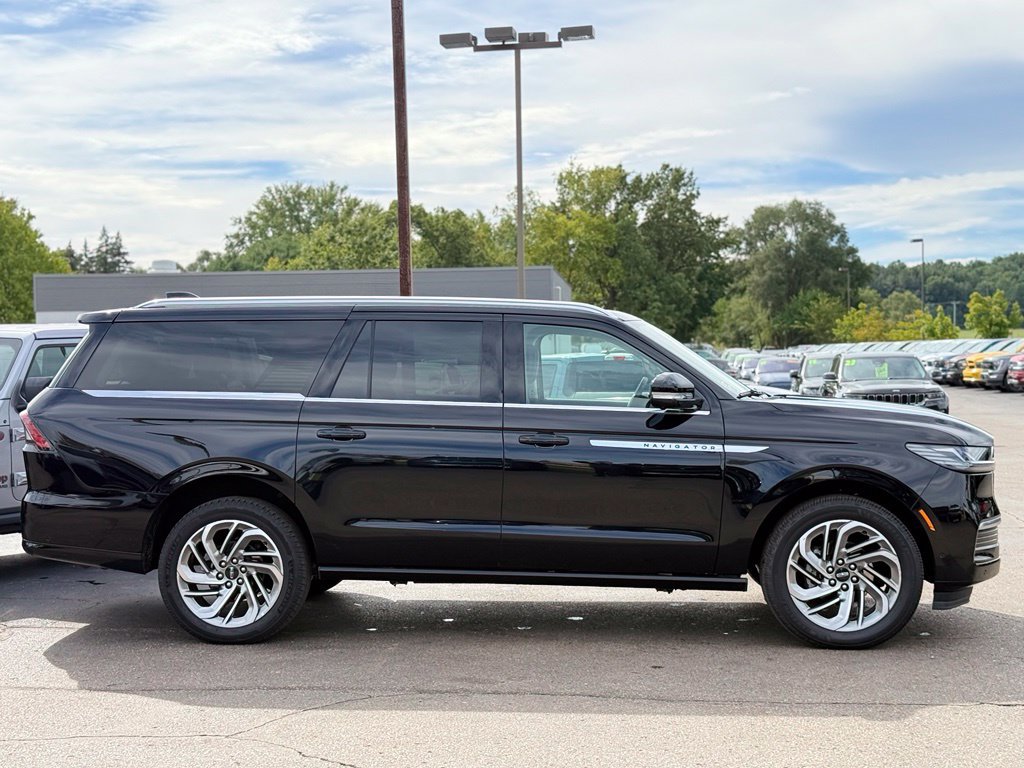 Used 2025 Lincoln Navigator L Reserve AWD/4WD image 42