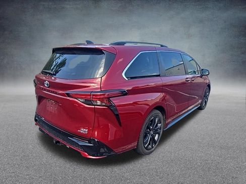 Used 2021 Toyota Sienna XSE w/ XSE Plus Package FWD image 11