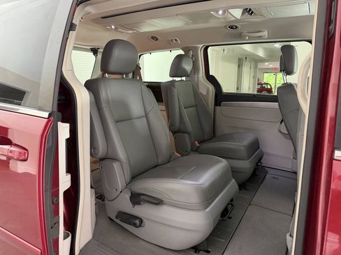 Used 2012 Volkswagen Routan SE FWD image 5