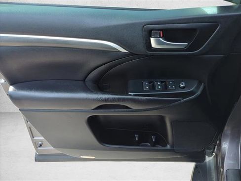 Certified 2019 Toyota Highlander SE FWD image 11