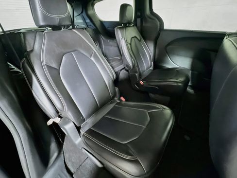 Used 2025 Chrysler Pacifica Select FWD image 24
