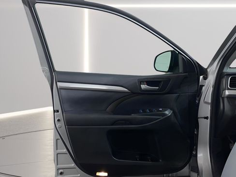 Used 2017 Toyota Highlander XLE image 9