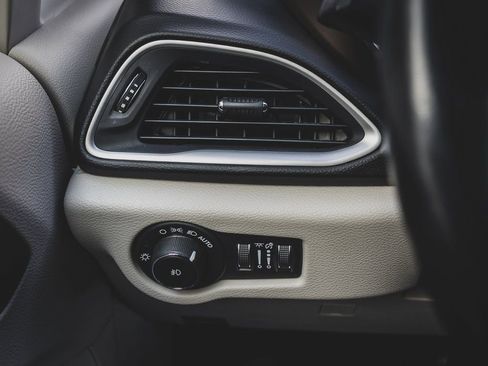 Used 2019 Chrysler Pacifica Touring Plus w/ Advanced Safetytec Group image 14