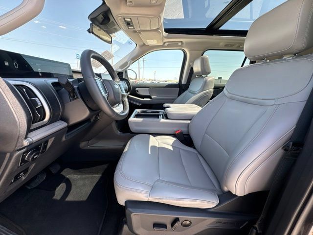 Used 2025 Ford Expedition Active AWD/4WD image 2