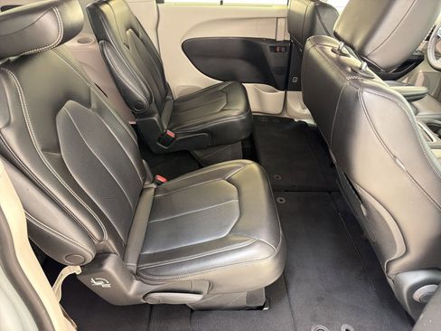 Used 2023 Chrysler Pacifica Touring-L FWD image 28