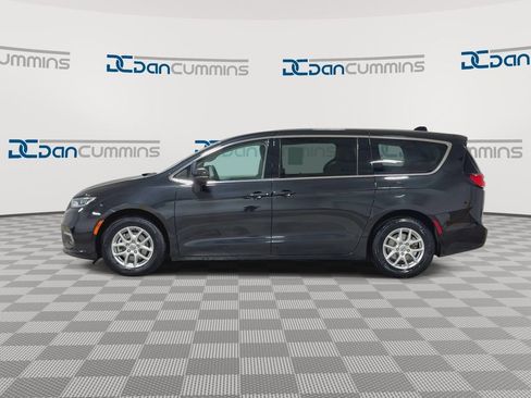Used 2023 Chrysler Pacifica Touring-L image 5