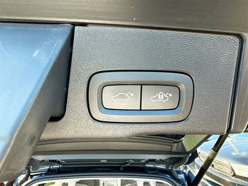 Used 2022 Volvo XC60 B5 Momentum image 31