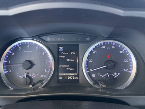 Used 2018 Toyota Highlander LE FWD image 17