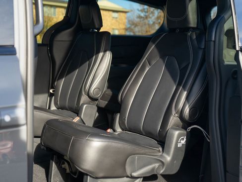 Used 2024 Chrysler Pacifica Touring-L w/ S Appearance Package image 27