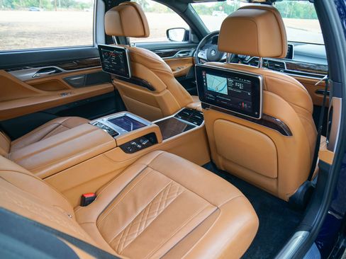 Used 2020 BMW 750i xDrive image 32