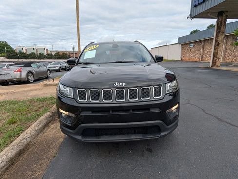 Used 2018 Jeep Compass Latitude w/ Popular Equipment Group FWD image 2
