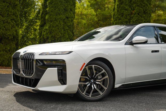 Used 2024 BMW i7 xDrive60 AWD/4WD image 3