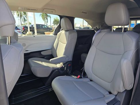 Used 2025 Toyota Sienna XLE image 18