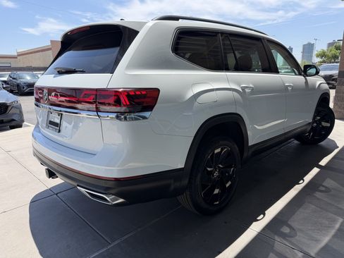 Used 2024 Volkswagen Atlas SE FWD image 4
