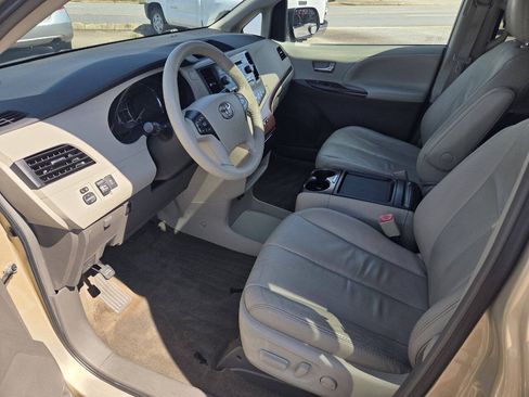 Used 2011 Toyota Sienna XLE FWD image 7