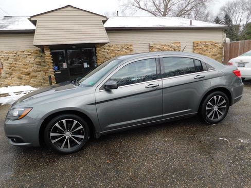 Used 2013 Chrysler 200 Touring w/ S Exterior Appearance Pkg image 4