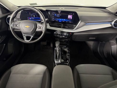 Used 2025 Chevrolet Trax LT w/ LT Convenience Package FWD image 13