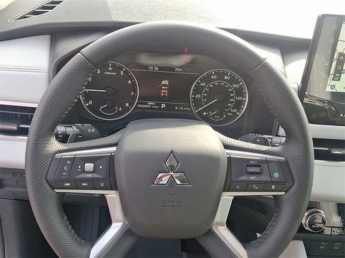 New 2025 Mitsubishi Outlander SE image 9