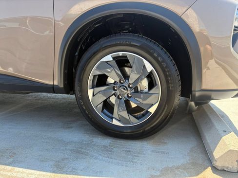 Used 2025 Nissan Rogue SV FWD image 31