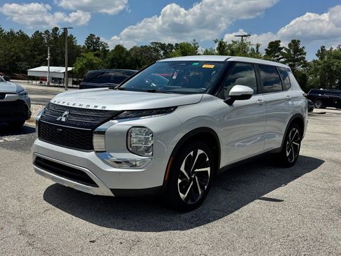 Used 2023 Mitsubishi Outlander SE FWD image 3