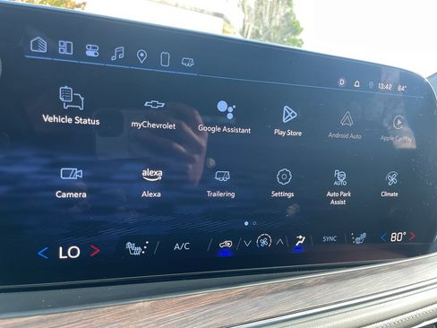 Used 2025 Chevrolet Suburban Z71 image 31