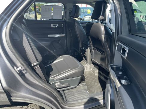 Used 2021 Ford Explorer XLT w/ Equipment Group 202A AWD/4WD image 12