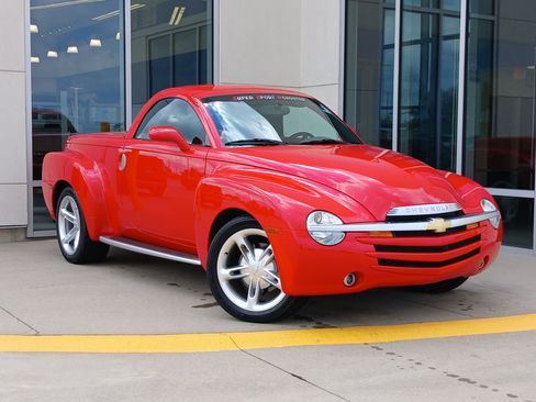 Used 2004 Chevrolet SSR w/ Preferred Equipment Group RWD image 2
