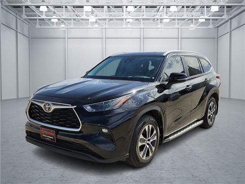 Certified 2024 Toyota Highlander XLE FWD image 1