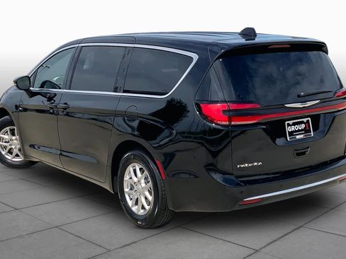 Used 2025 Chrysler Pacifica Select FWD image 12