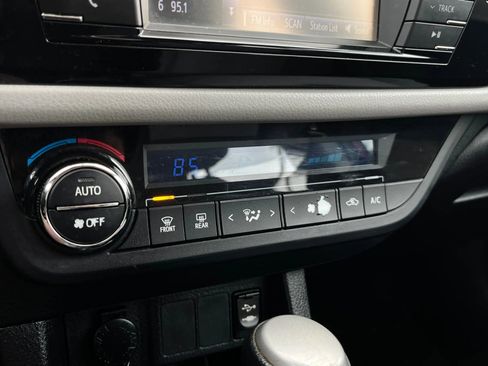 Used 2014 Toyota Corolla LE image 21