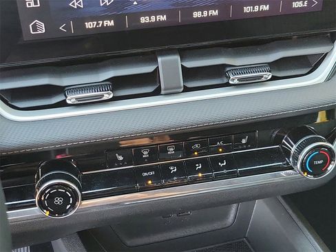 Used 2025 Chevrolet Equinox LT image 25