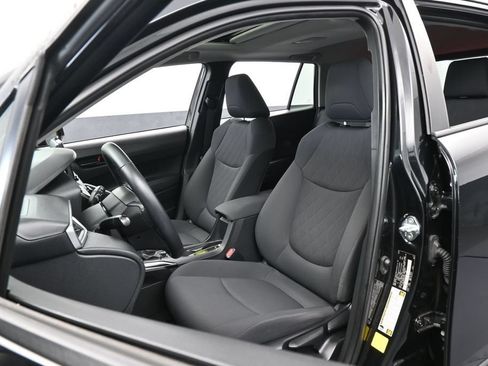 Used 2022 Toyota Corolla Cross LE w/ Moonroof Package FWD image 10