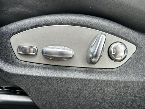 Certified 2025 Porsche Macan image 8