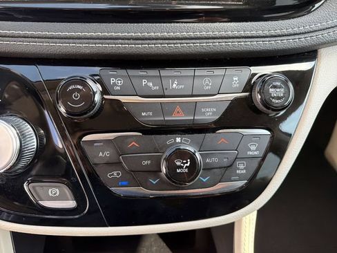 Used 2023 Chrysler Pacifica Limited AWD/4WD image 21