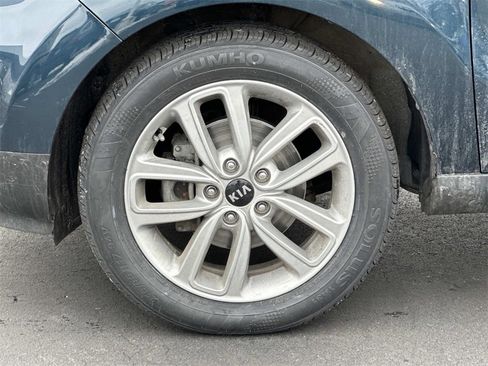 Used 2017 Kia Soul + image 9