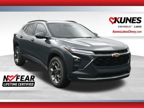 Used 2025 Chevrolet Trax LT FWD image 1