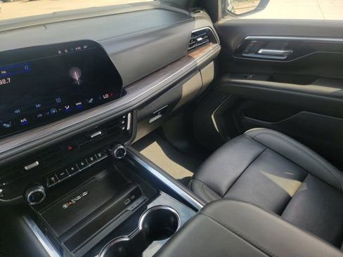 Used 2025 Chevrolet Suburban Z71 AWD/4WD image 27