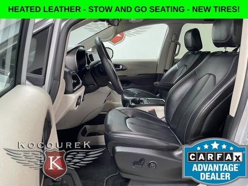 Used 2024 Chrysler Pacifica Touring-L FWD image 11