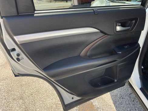 Used 2017 Toyota Highlander XLE AWD/4WD image 28