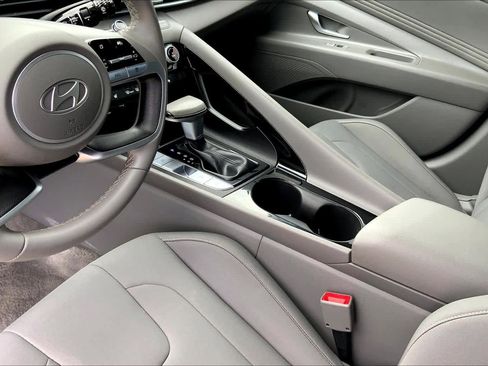 Used 2024 Hyundai Elantra SEL w/ Convenience Package FWD image 16
