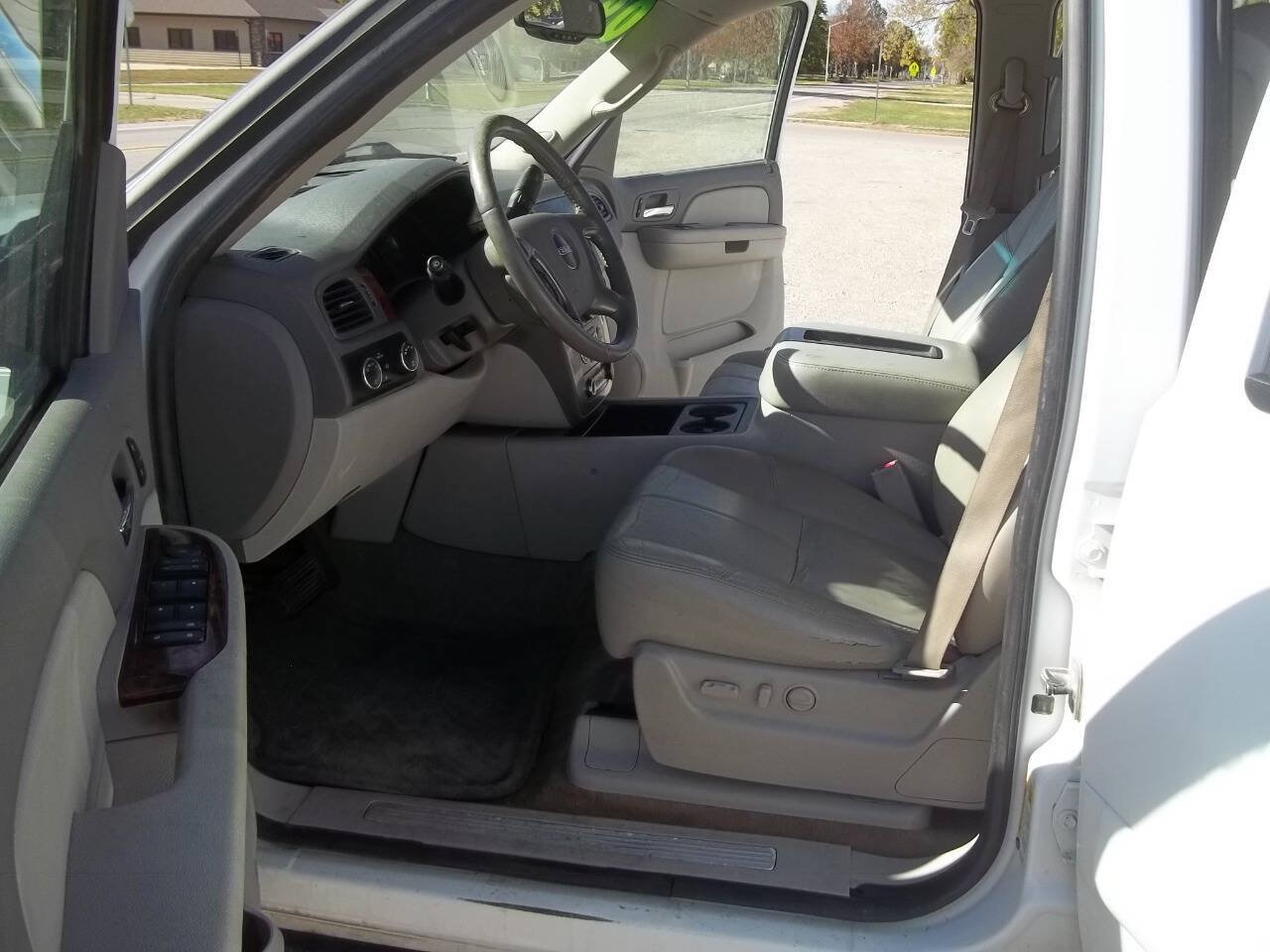 Used 2009 GMC Yukon XL SLT w/ SLT Chrome Edition AWD/4WD image 7