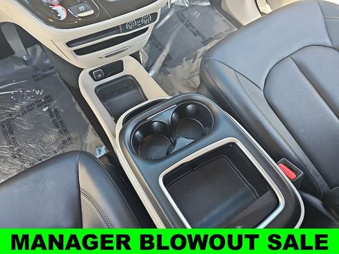 Used 2024 Chrysler Pacifica Limited FWD image 26