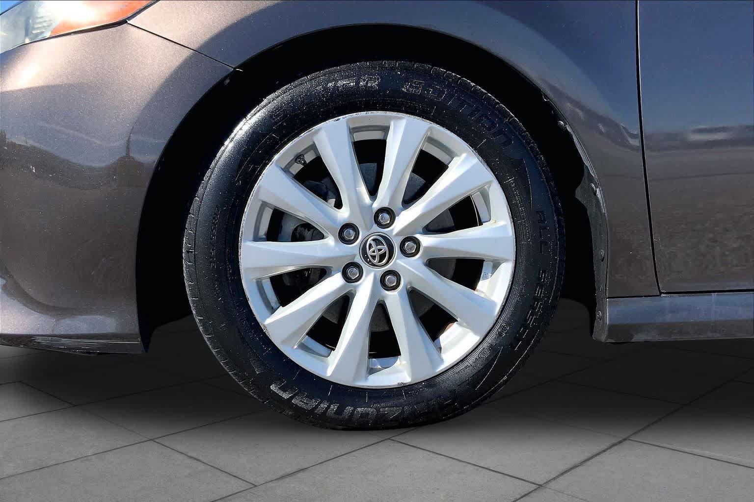 Used 2018 Toyota Camry LE FWD image 11
