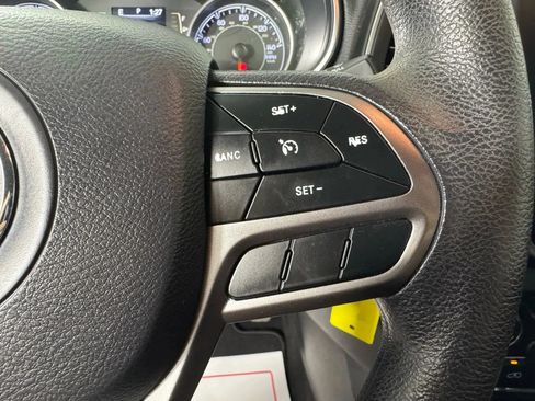 Used 2019 Jeep Cherokee Latitude w/ Popular Appearance Group FWD image 16