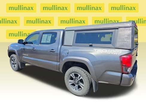 Used 2018 Toyota Tacoma TRD Sport w/ Technology Package AWD/4WD image 10