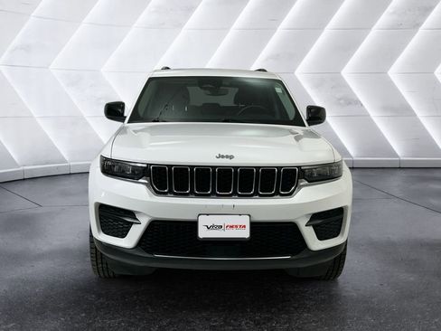 Used 2023 Jeep Grand Cherokee Laredo image 2