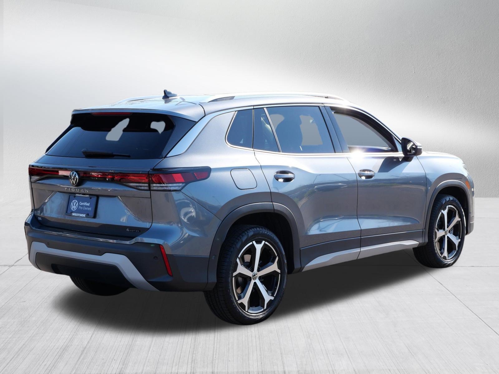 Certified 2025 Volkswagen Tiguan SE w/ Panoramic Sunroof Package AWD/4WD image 7
