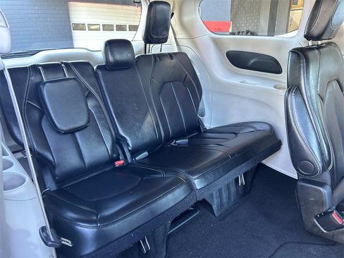 Used 2024 Chrysler Pacifica Touring-L image 16